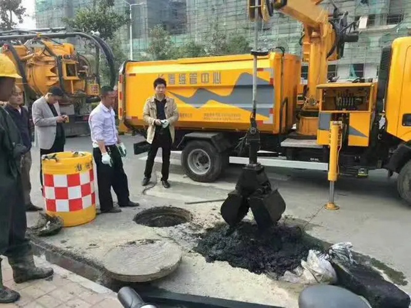 巴楚街道：网格员化身“清道夫”，为民解忧疏通“堵心”化粪池