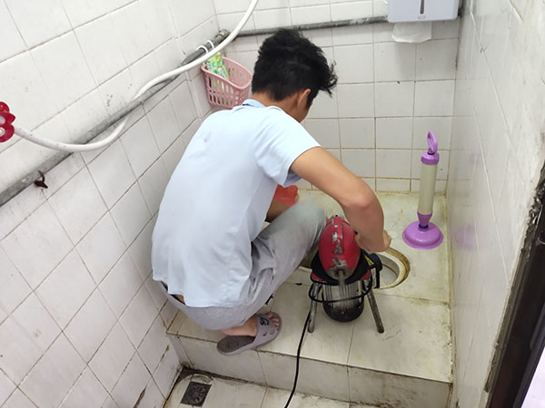 巴楚肥皂掉到马桶里把马桶堵住了怎么办？马桶堵住了怎么办